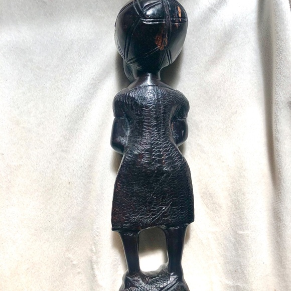 Hand carved tribal statue - Picture 2 of 3